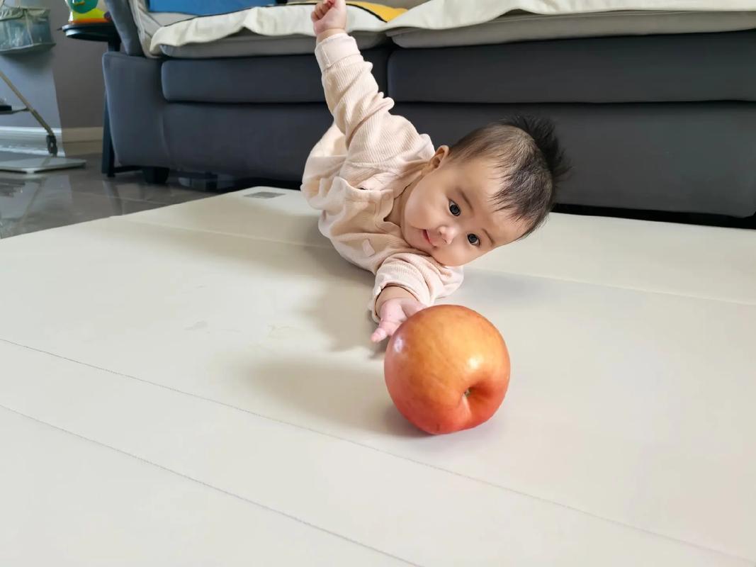 如何通过像婴儿般爬行这样的运动来达到瘦背的效果呢？
