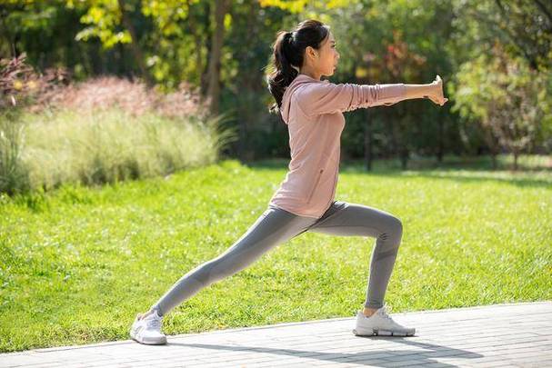 夏季如何通过24小时排毒减肥攻略，轻松实现一身轻盈？