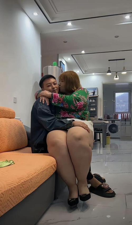 美国励志姐晒400斤胖照秀恩爱，这是不是她与男友的爱情见证？