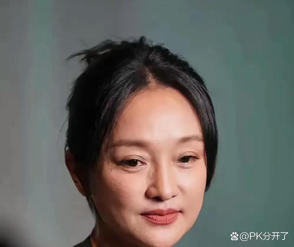 周迅为何突然爆肥，昔日女神形象大变，胖成大妈模样？
