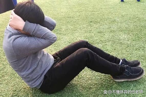 半蹲运动相比仰卧起坐，哪个更能有效减脂呢？