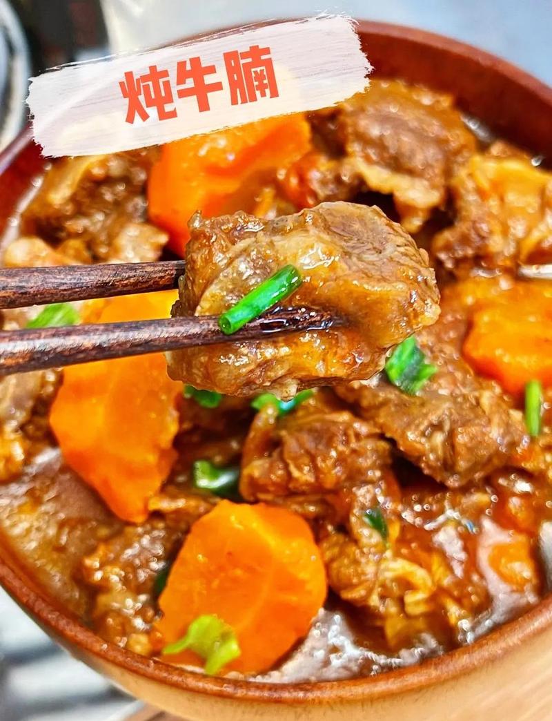 炖牛肉时如何掌握火候和调味，才能使肉质鲜嫩多汁？