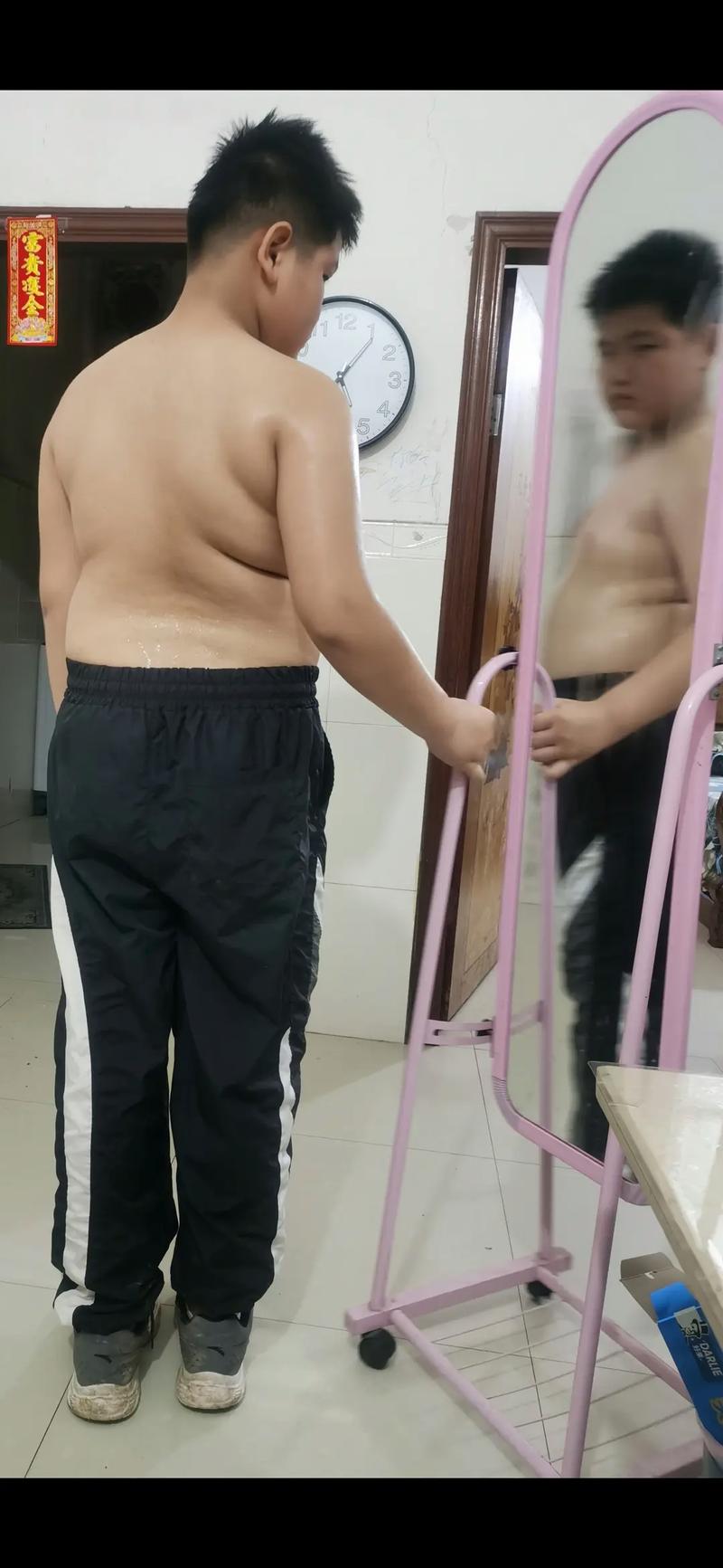 男子因太胖被嘲笑，为何愤而减肥变成型男？
