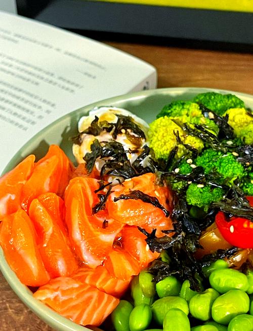 如何制作三道低卡美味菜肴，帮助吃货减肥？