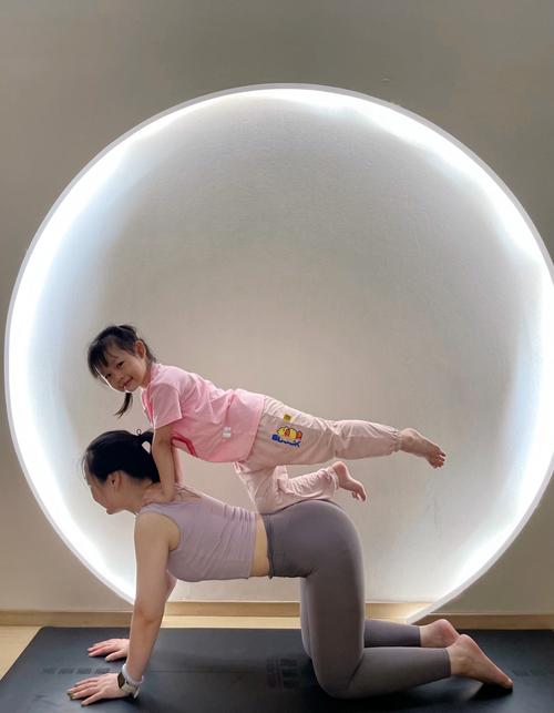 如何跟着宝宝一起练瑜伽，同时练就辣妈好身材呢？