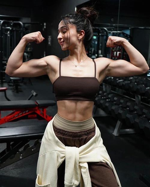 这位48岁女健将肌肉与美貌兼得，她是怎么做到的呢？