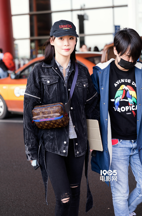 袁姗姗牛仔装机场造型潮酷，自虐式减肥后状态如何？