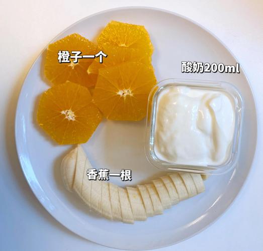 如何制作香蕉浆果奶昔，实现健康减肥效果？