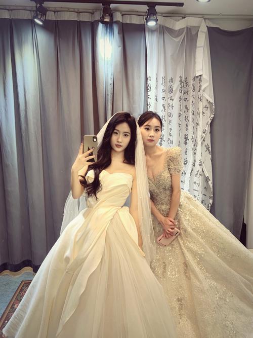 姐妹花为了减肥，每周试穿婚纱，这是为什么？