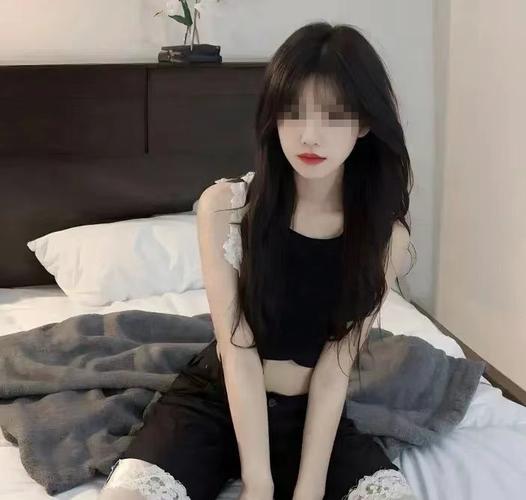 女孩减肥过度，变成骷髅般可怕，这是怎么回事？