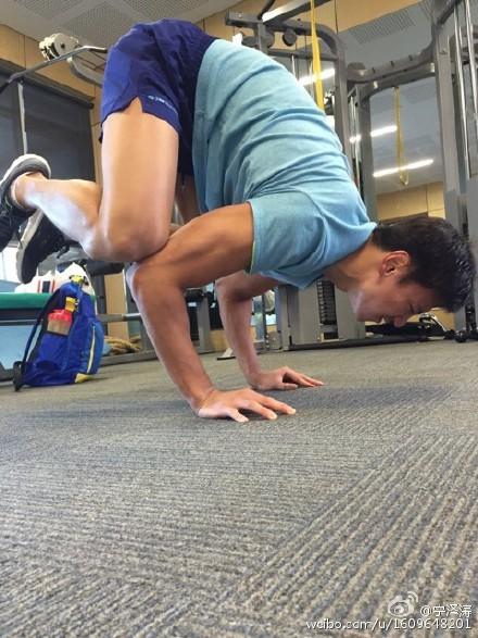 宁泽涛如何同过独家拉伸动作塑造完美身材？