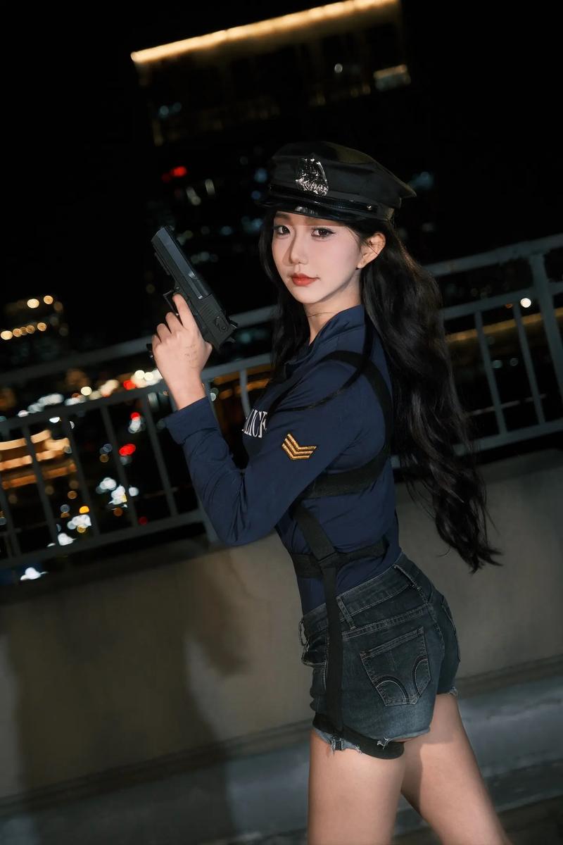 女警官身材丰满为何也能走红网络？