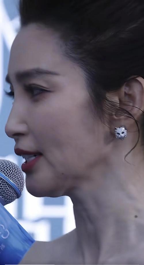 李冰冰耳朵贴膏药，这是为了减肥吗？