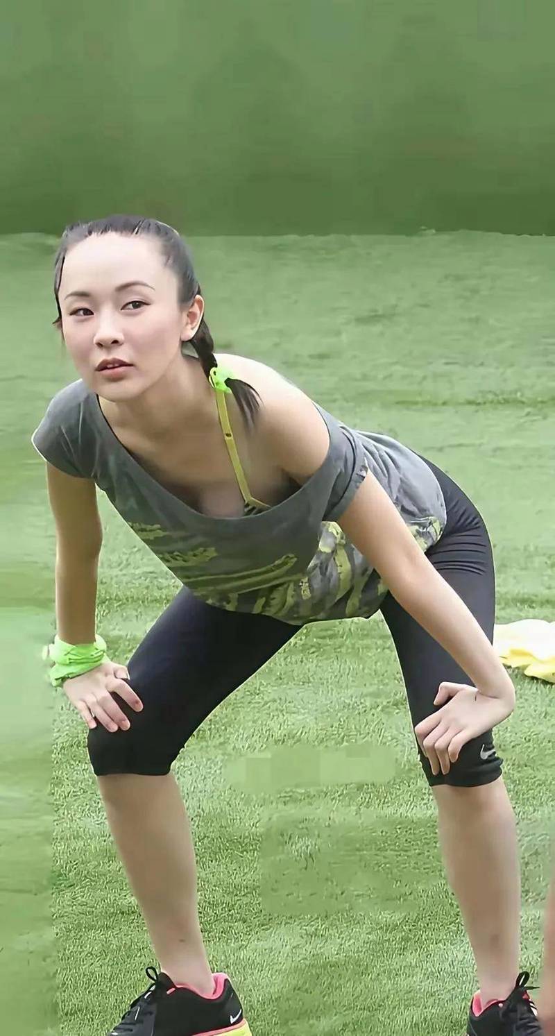 霍思燕在健身房展示的完美身材是怎么样呢？