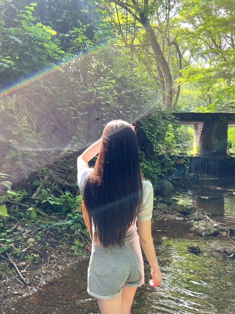 台湾运动女神晒美腿照片，正面是山峰侧面是S曲线，这是真的吗？