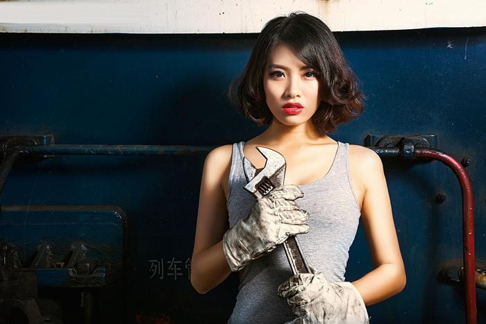 澳洲女模转行开挖掘机收入大增，她如何将自身形象从女模变身女汉子？