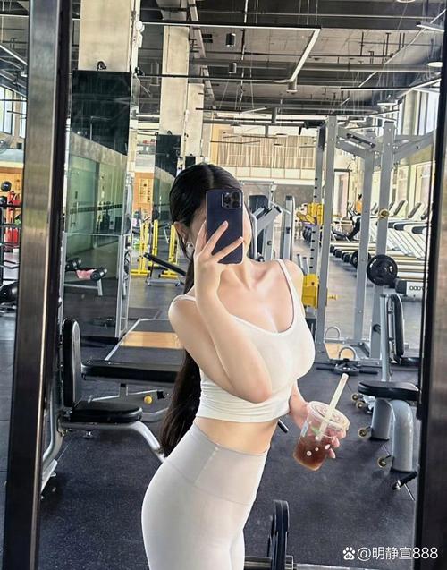女子体积过大难进浴缸，减重228斤后能成为性感健身教练吗？