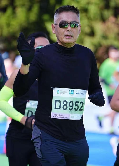 周润发每天爬山6小时为何能狂瘦27斤？