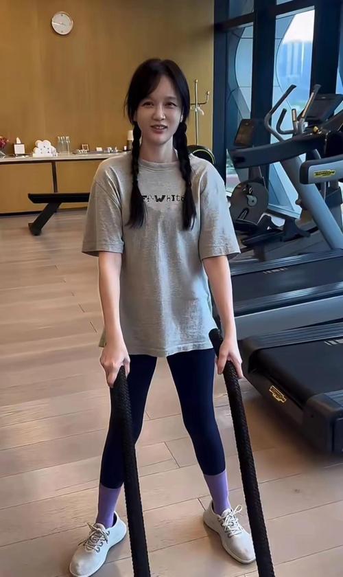 陈乔恩辣么瘦者阝减肥了你难道不觉得是时候加入健身行列了吗？