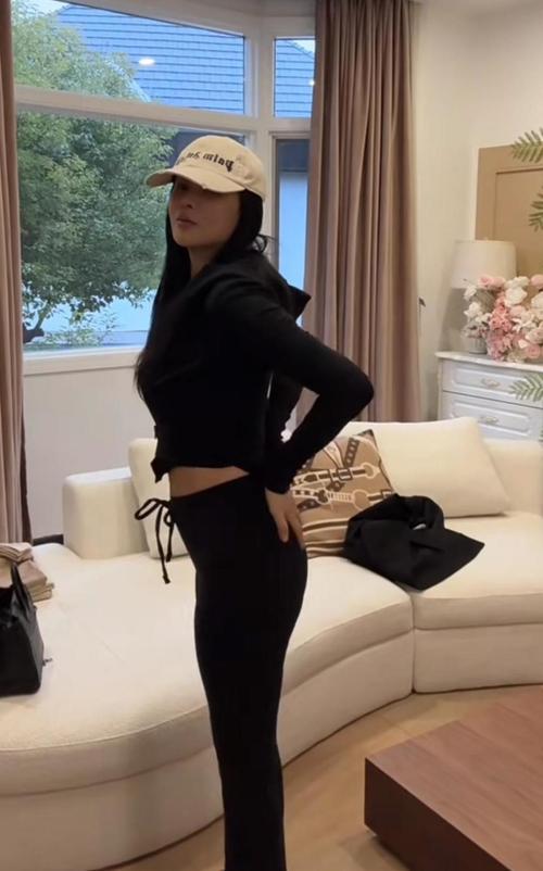 伊嫩静产后体重为何迅速下降，晒照展示好身材了吗？