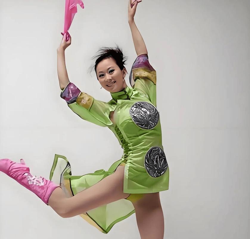 汤加丽如何通过瘦身之道塑造人体艺术表演的完美身材？