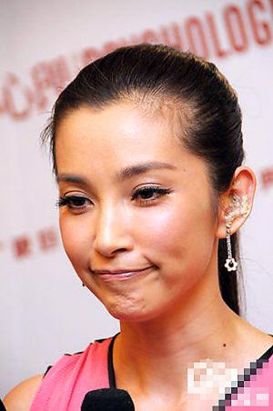 李冰冰耳朵贴膏药，这是为了减肥吗？