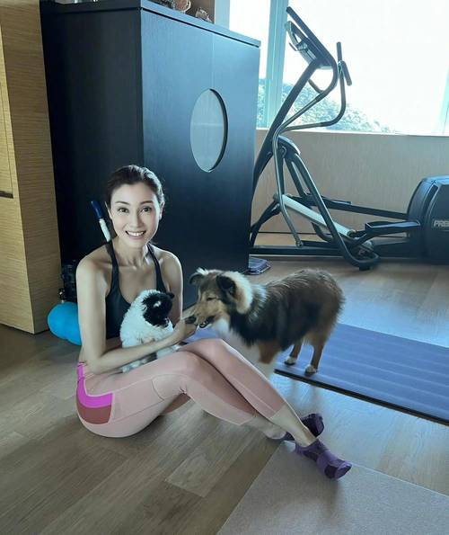 45岁李嘉欣如何保持20岁般身体柔韧度的秘诀是什么？