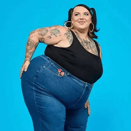 英国那位胖女子一年内减重90斤，她现在敢外出了吗？