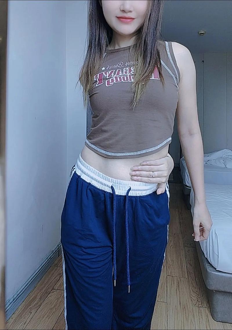 女孩反手摸肚脐证明身材好，却导致肩膀脱臼，这是怎么回事？