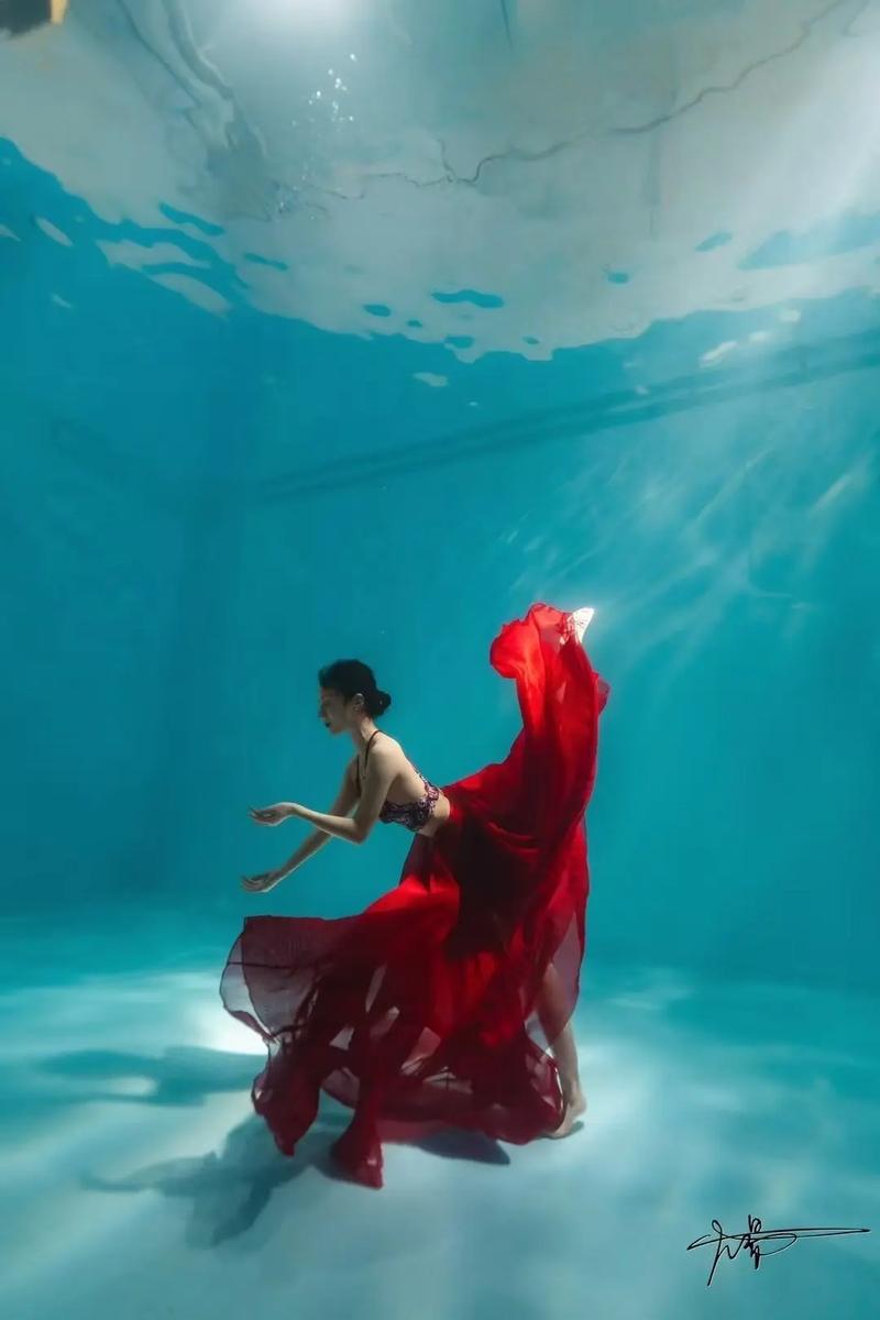 女子在水下表演瑜伽，柔韧性如此之强，这是怎么Zuo到的？