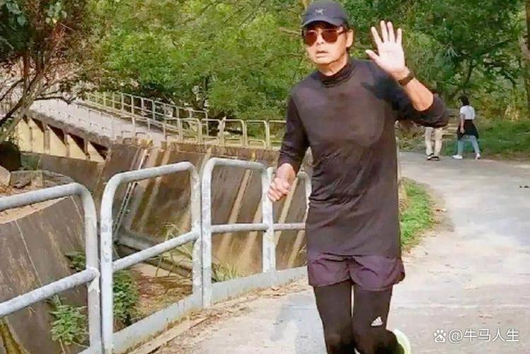 周润发每天爬山6小时为何能狂瘦27斤？