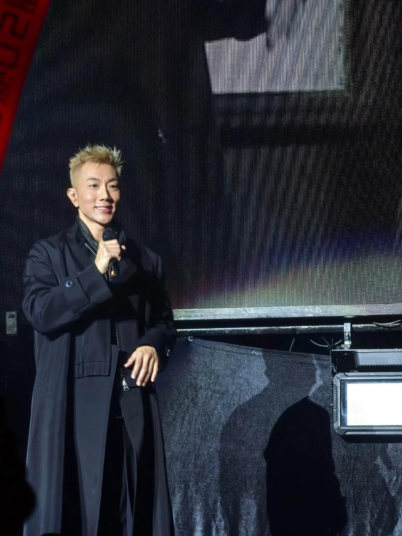 刘浩龙两个月减20斤，开演唱会会秀腹肌吗？