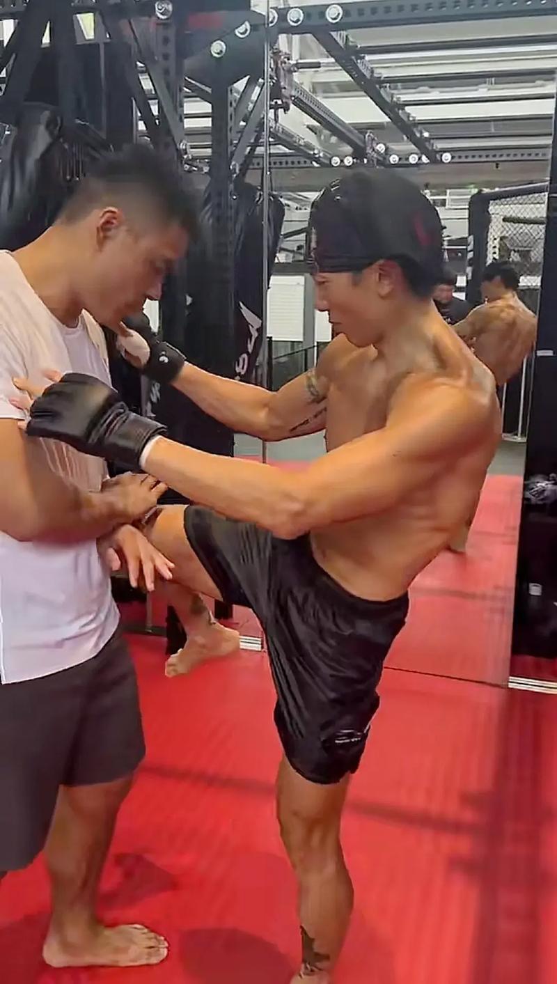 吴尊是如何通过步行锻炼打造出性感身材的？