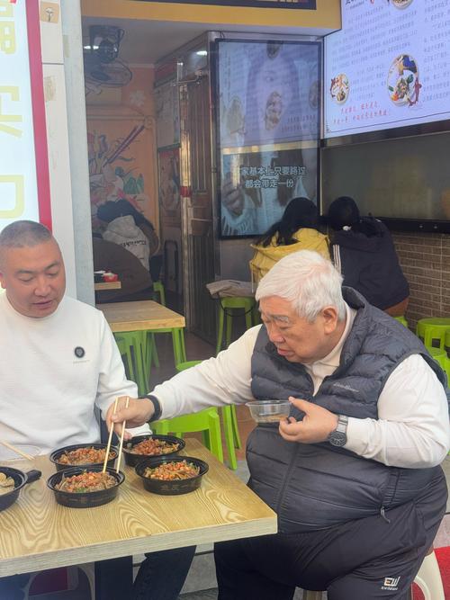 帅哥旁边吃饭真的会变胖吗？这科学依据是什么？