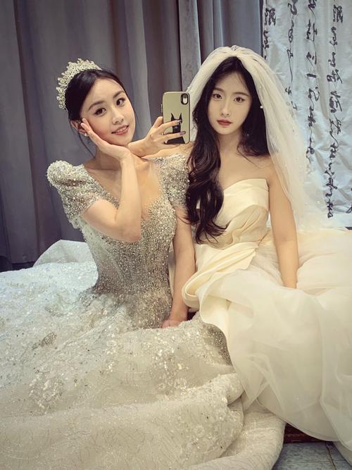 姐妹花为了减肥，每周试穿婚纱，这是为什么？