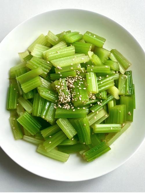 芹菜如何烹饪既嫩瘦身又嫩美白呢？