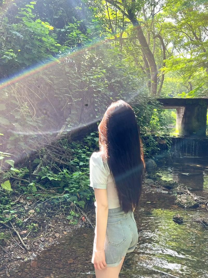 台湾运动女神晒美腿照片，正面是山峰侧面是S曲线，这是真的吗？