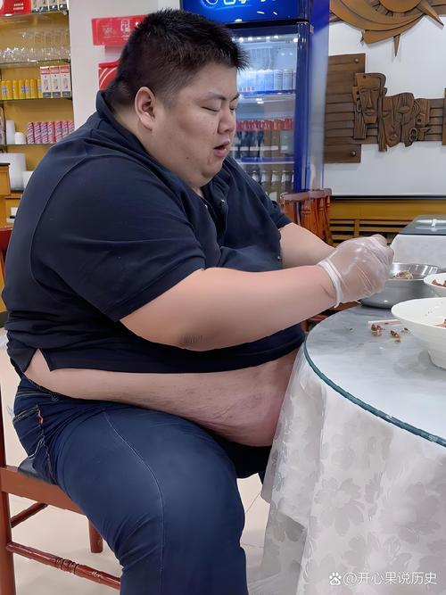 这位33岁美国男子一年怎么减掉了390斤体重？