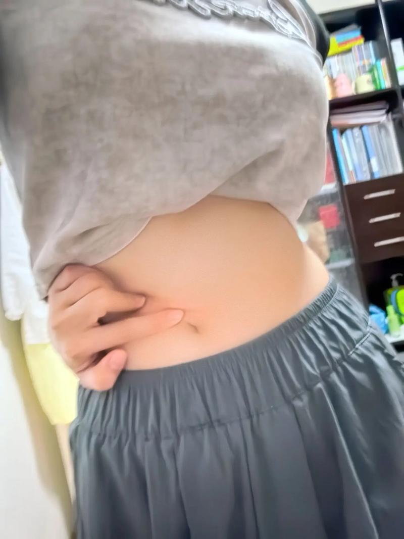 女孩反手摸肚脐证明身材好，却导致肩膀脱臼，这是怎么回事？