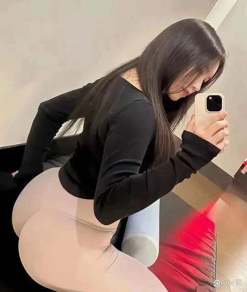 悄悄收紧你的臀，是想要我帮你调整吗？