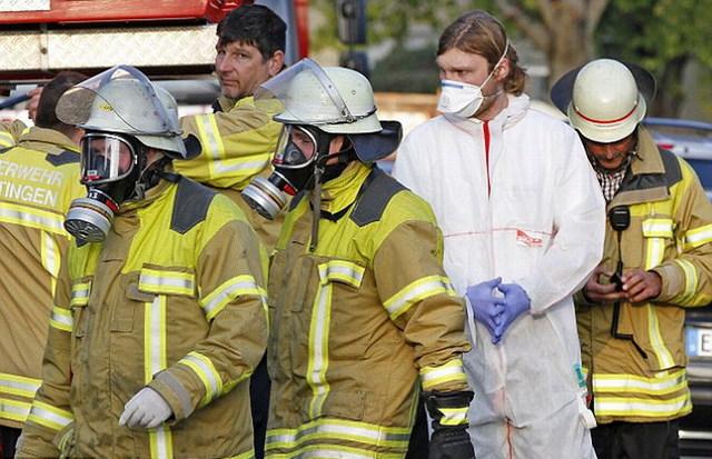 男子过胖5年未洗澡，消防员戴面具救援，这是怎么回事？