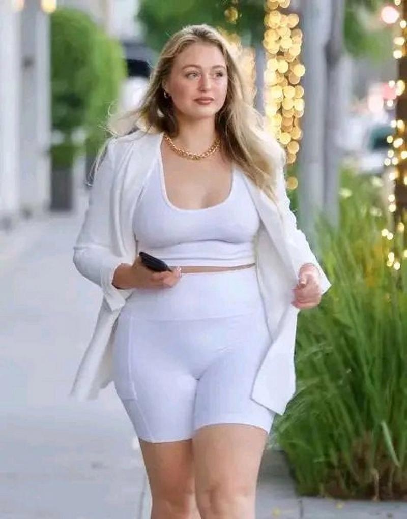 英国女子成为蕞胖模特，月入20万，这是真的吗？