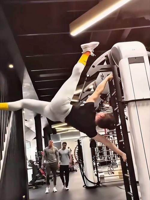 英国女孩减重至50斤后停不下来钢管舞真的帮她了吗？