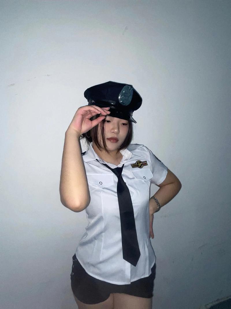 女警官身材丰满为何也能走红，胖子也有春天吗？