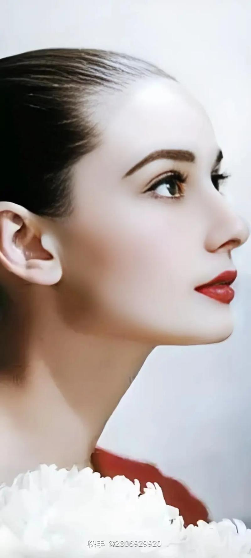 奥黛丽-赫本保持完美身材的秘诀是什么？