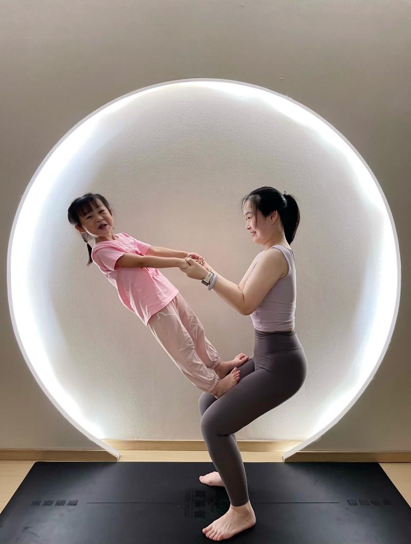 如何跟着宝宝一起练瑜伽，同时练就辣妈好身材呢？