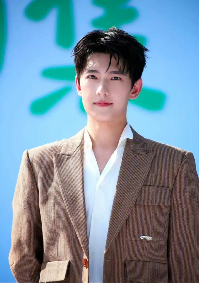 杭州男生成功减肥减掉50斤，嫩变成像杨洋一样帅气吗？