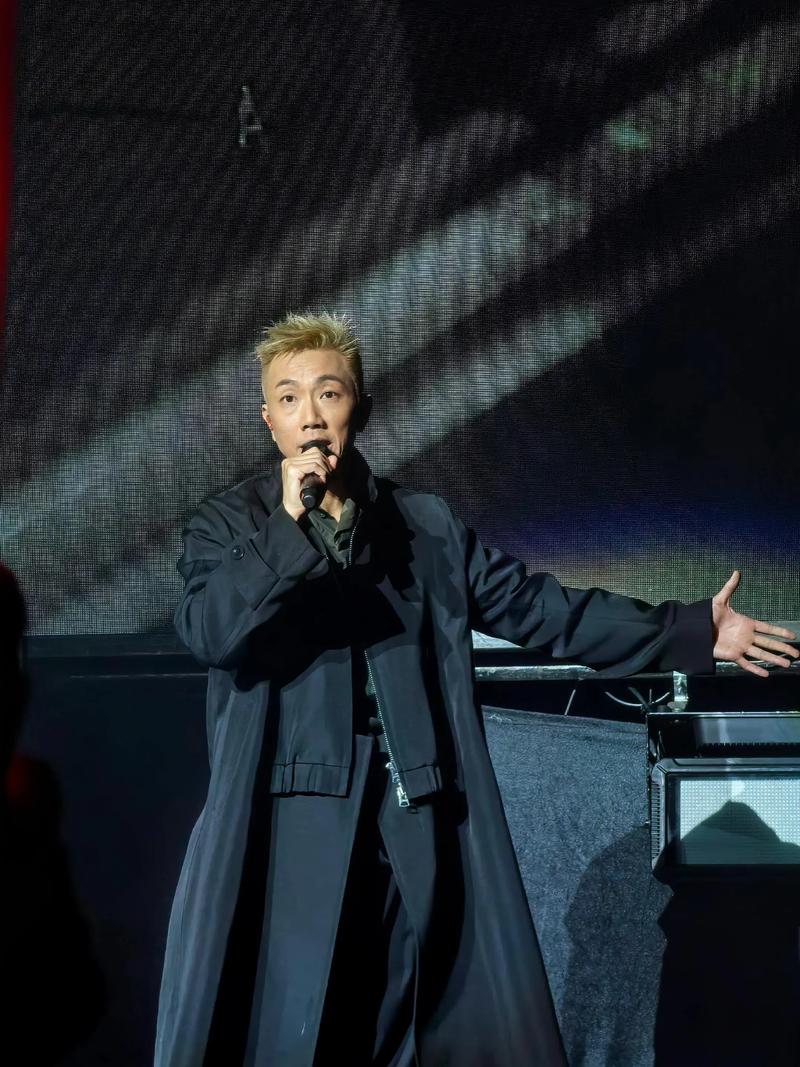 刘浩龙两个月减20斤，开演唱会会秀腹肌吗？