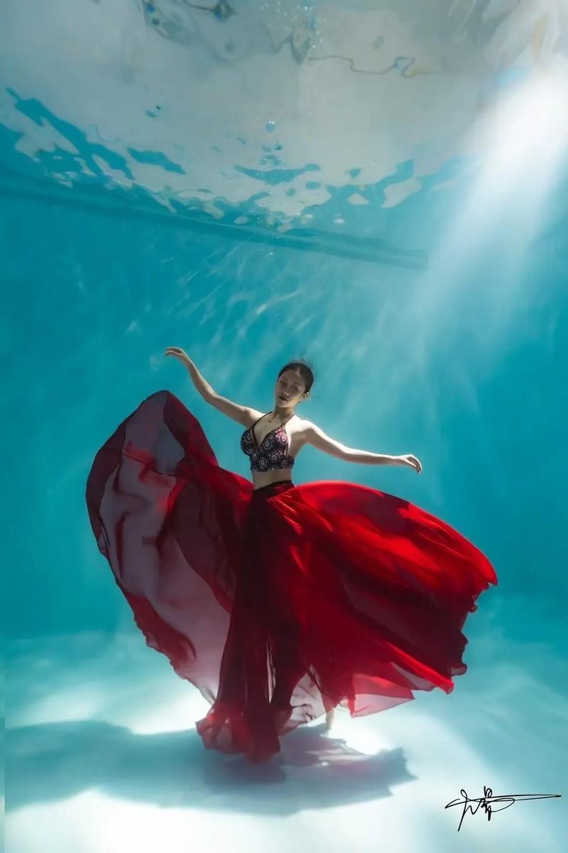 女子在水下表演瑜伽，柔韧性如此之强，这是怎么Zuo到的？