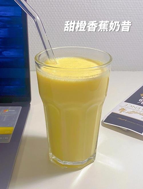 如何制作香蕉浆果奶昔，实现健康减肥效果？